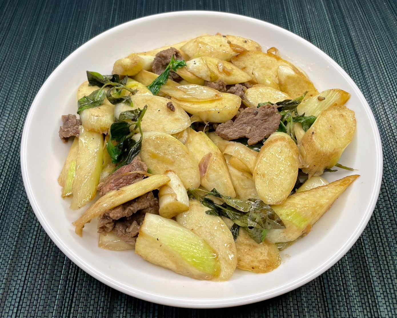 Hai món ngon "tốn cơm" từ củ niễng là niễng xào trứng và niễng xào thịt bò. Ảnh: Hường Nguyễn.