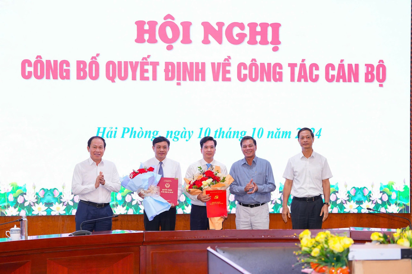 Thường trực Thành uỷ Hải Phòng trao Quyết định và tặng hoa chúc mừng đồng chí Phạm Ngọc Dương và Đặng Đông Anh. Ảnh: Chinhphu.vn. Thường trực Thành uỷ Hải Phòng trao Quyết định và tặng hoa chúc mừng đồng chí Phạm Ngọc Dương và Đặng Đông Anh. Ảnh: Chinhphu.vn.