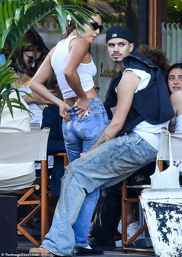 Romeo Beckham được phát hiện đi chơi với &quot;gái lạ&quot; trên phố New York. Ảnh: TheImageDirect.