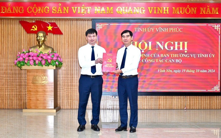 Bí thư Tỉnh ủy Dương Văn An trao quyết định cho đồng chí Nguyễn Trung Hải. Ảnh: Chinhphu.vn. Bí thư Tỉnh ủy Dương Văn An trao quyết định cho đồng chí Nguyễn Trung Hải. Ảnh: Chinhphu.vn.