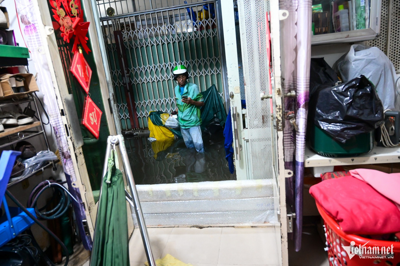 Trong khi người dân đang loay hoay với nước ngập, một shipper cũng lội nước giao đồ ăn tới tận cửa nhà. Trong khi người dân đang loay hoay với nước ngập, một shipper cũng lội nước giao đồ ăn tới tận cửa nhà.