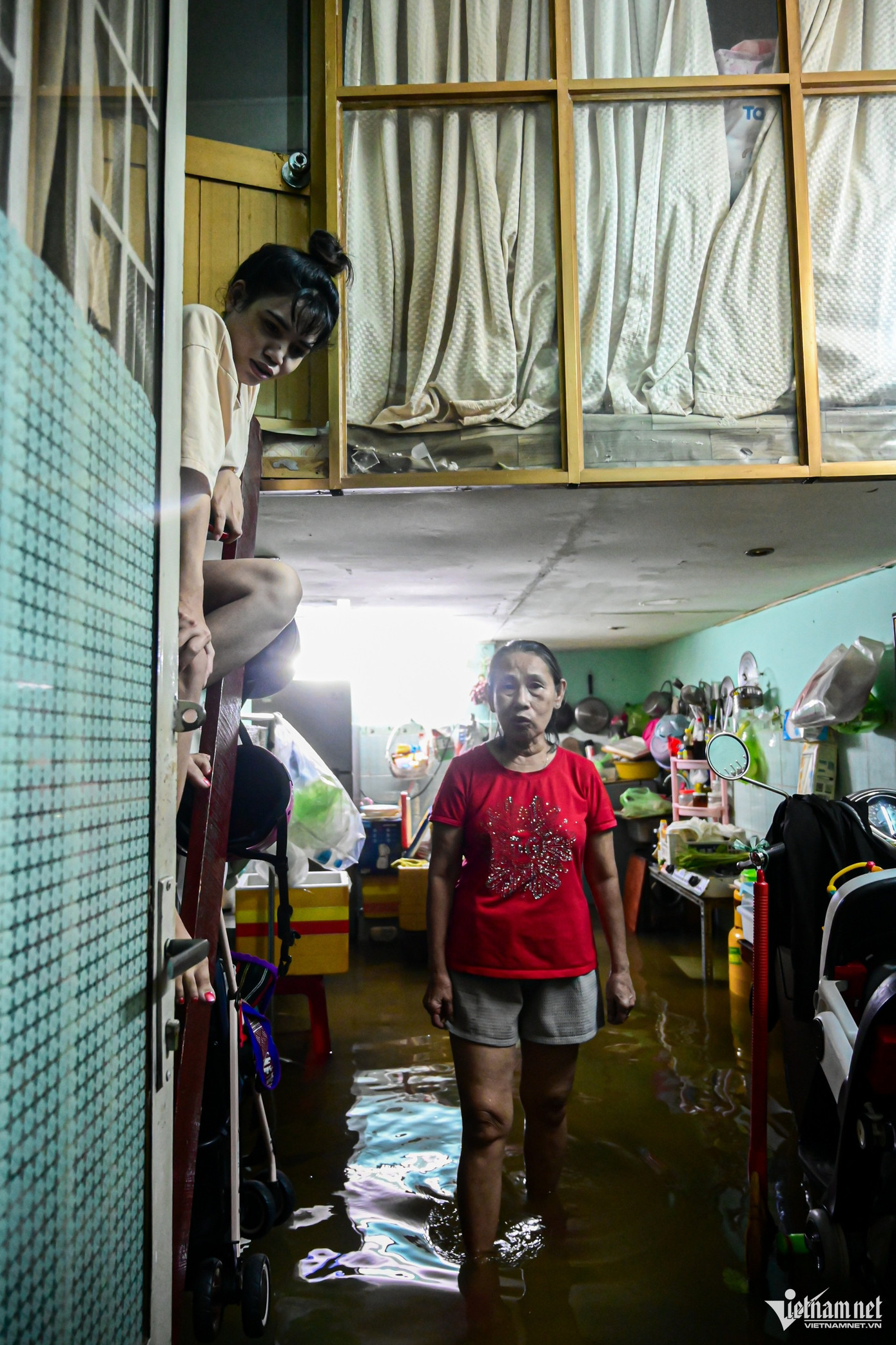 Ngày thường, bà Tám cùng chị gái kê giường gấp để ngủ phía tầng dưới. Nhưng hôm nay, cả 5 thành viên phải chuyển lên cùng sinh hoạt trên căn gác nhỏ. "Hôm qua, tôi thức tới 2h sáng để tranh thủ dọn nhà nhưng nước không có dấu hiệu rút bớt. Đây là lần đầu tiên nhà tôi bị ngập như vậy" - bà Tám nói. Ngày thường, bà Tám cùng chị gái kê giường gấp để ngủ phía tầng dưới. Nhưng hôm nay, cả 5 thành viên phải chuyển lên cùng sinh hoạt trên căn gác nhỏ. "Hôm qua, tôi thức tới 2h sáng để tranh thủ dọn nhà nhưng nước không có dấu hiệu rút bớt. Đây là lần đầu tiên nhà tôi bị ngập như vậy" - bà Tám nói.