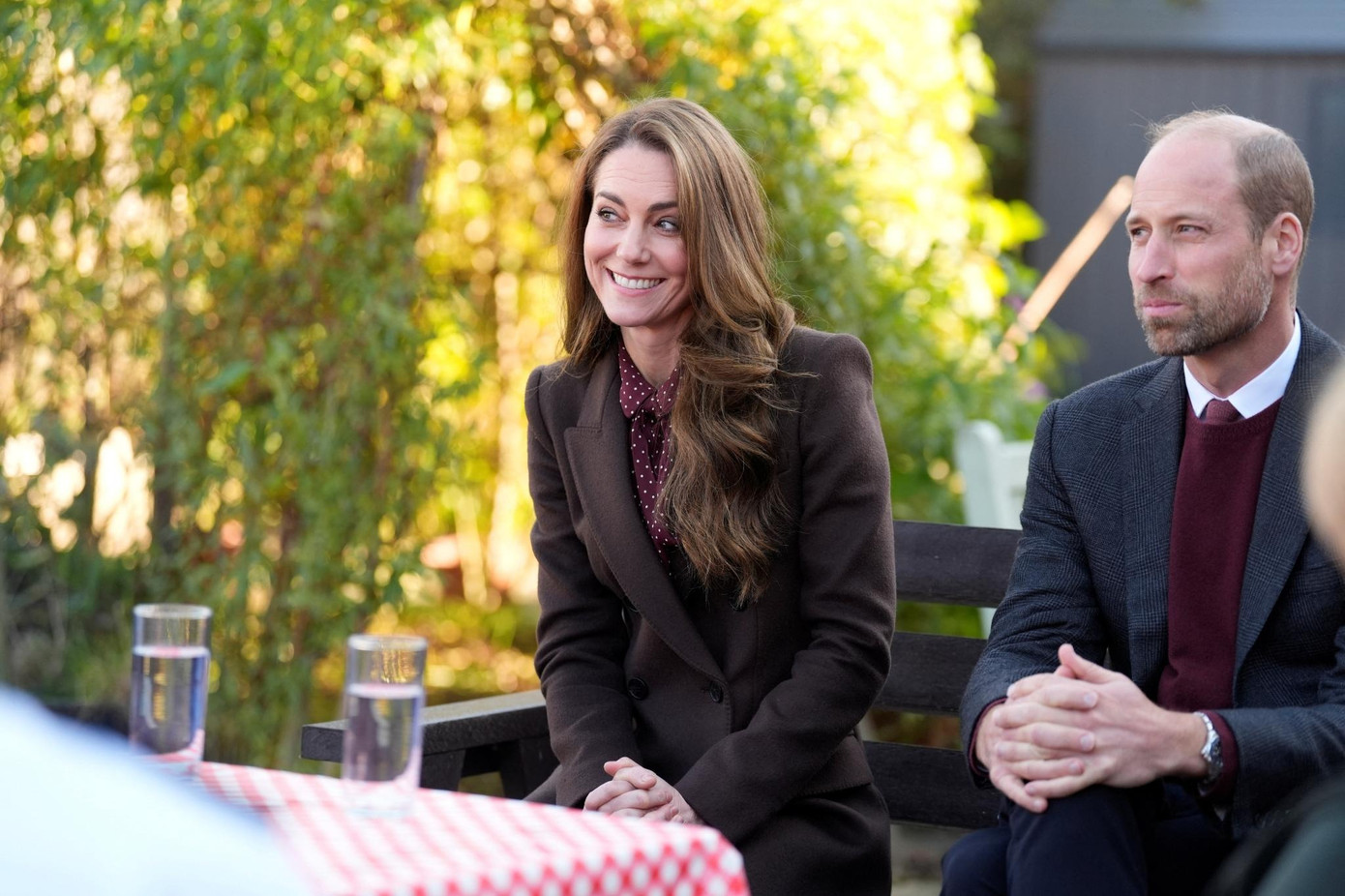 Người dân Anh vui mừng khi thấy Kate xuất hiện với dáng vẻ xinh đẹp, tràn đầy năng lượng. Ảnh: Reuters.