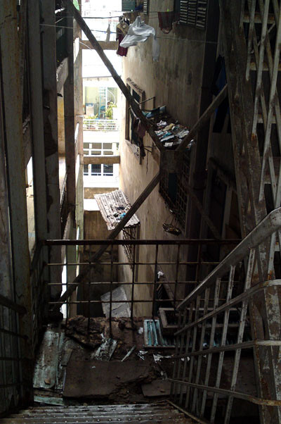 Rác giăng mắc khắp nơi