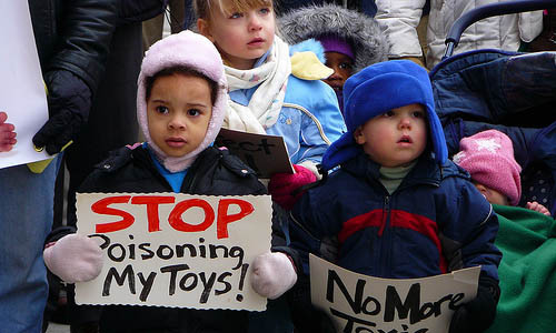Trẻ em biểu tình phản đối nhập khẩu đồ chơi có chất độc.