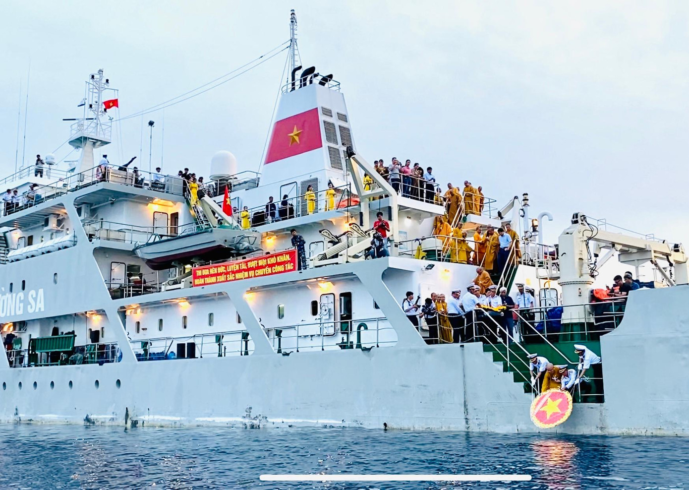 Làm lễ tưởng niệm và thả vòng hoa cho các anh hùng liệt sĩ trên tàu HQ 571 Làm lễ tưởng niệm và thả vòng hoa cho các anh hùng liệt sĩ trên tàu HQ 571