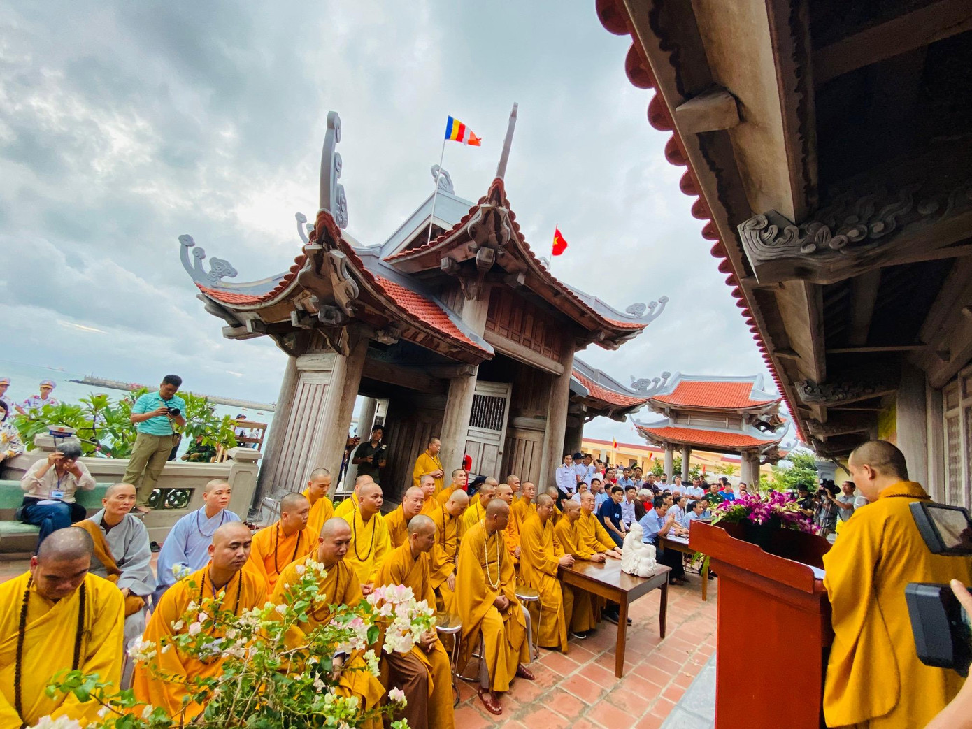 Dưới mái chùa Trường Sa Dưới mái chùa Trường Sa