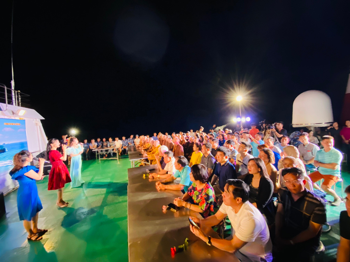 Một trong các đêm văn nghệ trên tàu HQ 571 Một trong các đêm văn nghệ trên tàu HQ 571