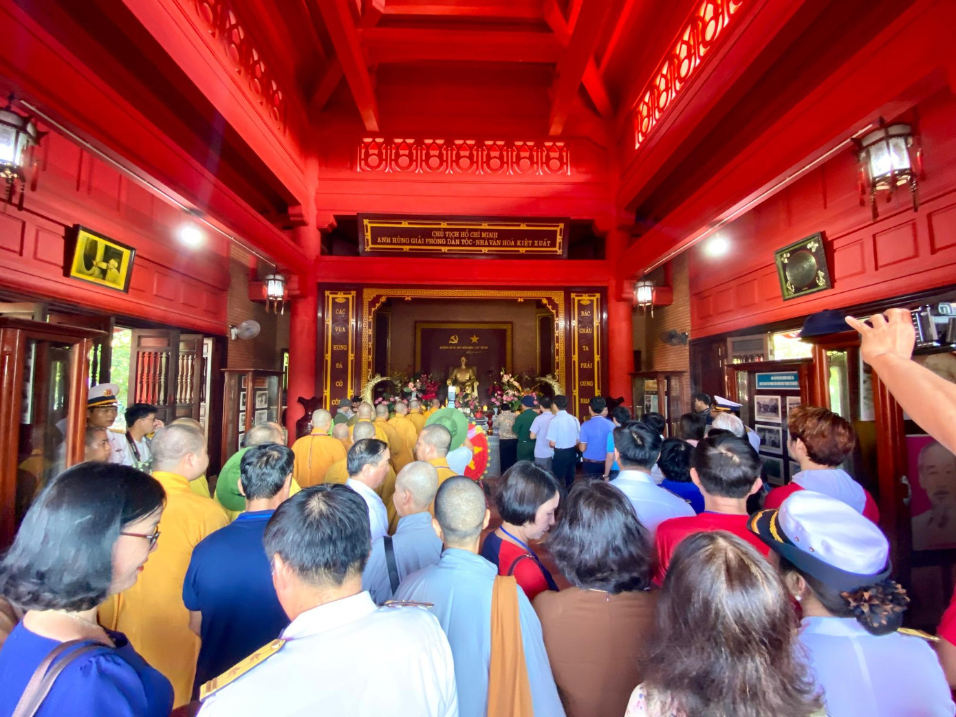 Đoàn dâng hương tại Đền thờ Bác Hồ Đoàn dâng hương tại Đền thờ Bác Hồ