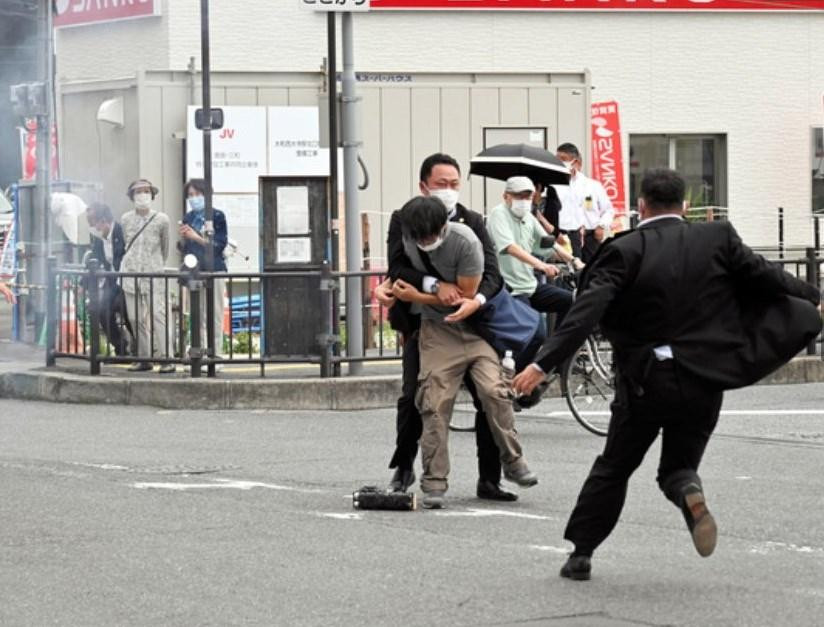 Nghi phạm bị bắt giữ ngay sau vụ nổ súng (Ảnh: Vietnam+)