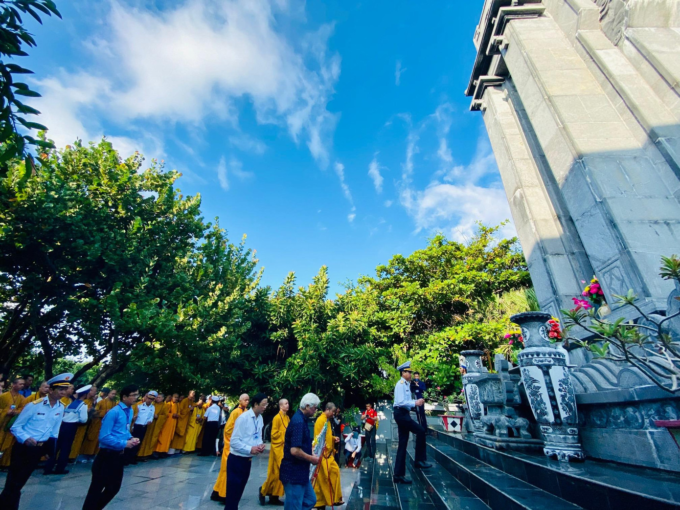 Đoàn dâng hương tại Đài kỷ niệm các anh hùng liệt sĩ trên đảo Trường Sa Đoàn dâng hương tại Đài kỷ niệm các anh hùng liệt sĩ trên đảo Trường Sa