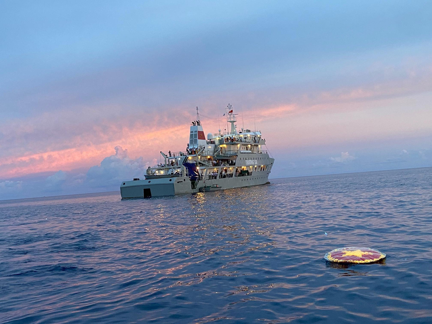 Làm lễ tưởng niệm và thả vòng hoa cho các anh hùng liệt sĩ trên tàu HQ 571 Làm lễ tưởng niệm và thả vòng hoa cho các anh hùng liệt sĩ trên tàu HQ 571