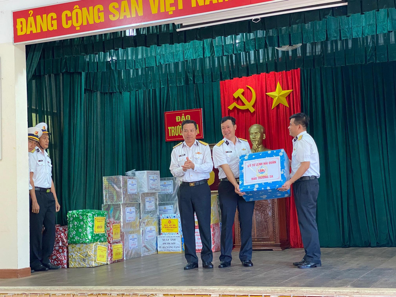 Đoàn tặng quà lực lượng vũ trang và nhân dân trên các đảo Đoàn tặng quà lực lượng vũ trang và nhân dân trên các đảo