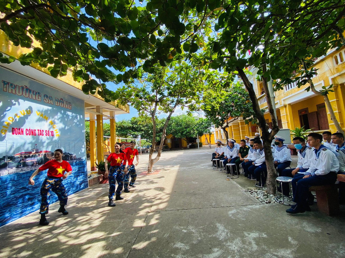 Văn công Quân chủng Hải Quân và các đại biểu biểu diễn và giao lưu với lính đảo Trường Sa Đông Văn công Quân chủng Hải Quân và các đại biểu biểu diễn và giao lưu với lính đảo Trường Sa Đông