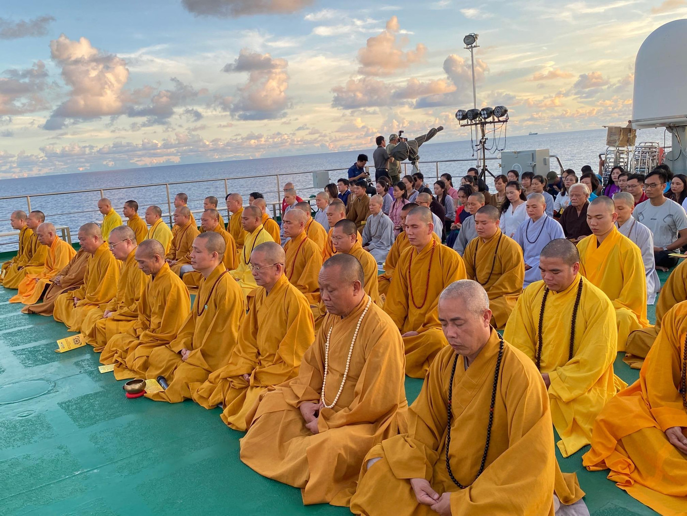 Hoà thượng Thích Thanh Nhiễu - Phó Chủ tịch Thường trực Hội đồng Trị sự Giáo hội Phật Giáo Việt Nam cùng các nhà sư tụng kinh cầu nguyện cho Quốc thái dân an trên boong dạo của tàu HQ 571 chở đoàn công tác Hoà thượng Thích Thanh Nhiễu - Phó Chủ tịch Thường trực Hội đồng Trị sự Giáo hội Phật Giáo Việt Nam cùng các nhà sư tụng kinh cầu nguyện cho Quốc thái dân an trên boong dạo của tàu HQ 571 chở đoàn công tác