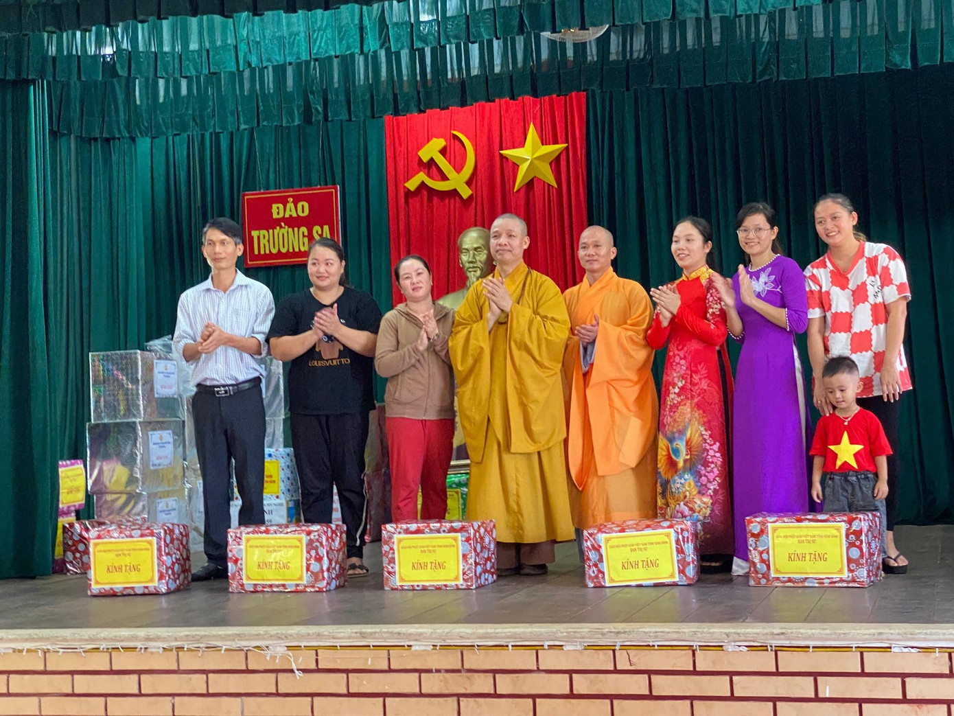 Đoàn tặng quà lực lượng vũ trang và nhân dân trên các đảo Đoàn tặng quà lực lượng vũ trang và nhân dân trên các đảo