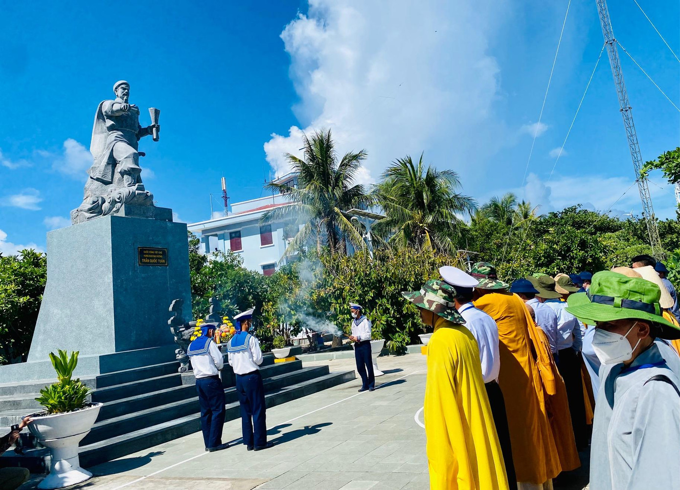 Đoàn dâng hương tại Tượng đài Trần Hưng Đạo trên đảo Song Tử Tây Đoàn dâng hương tại Tượng đài Trần Hưng Đạo trên đảo Song Tử Tây