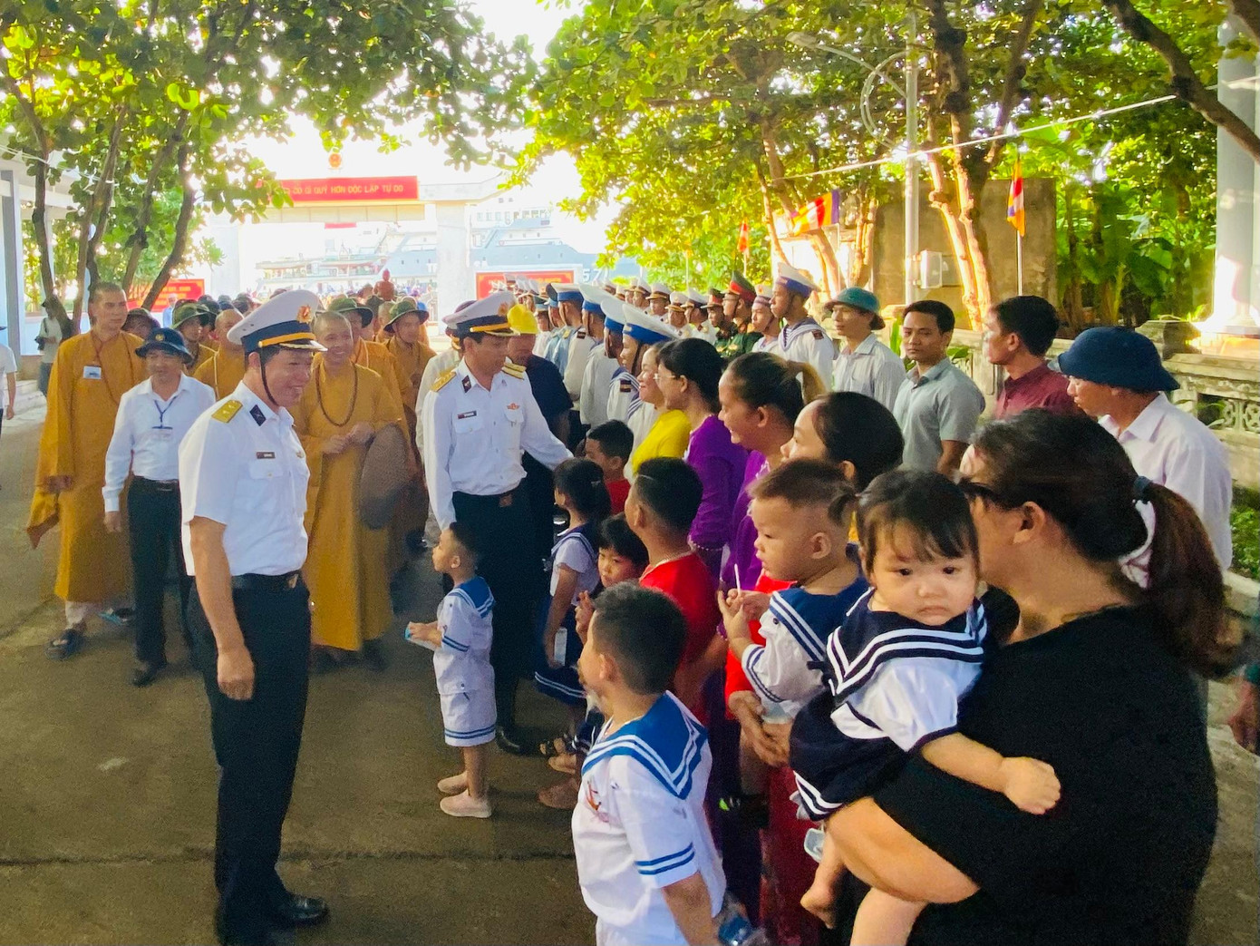 Đại tá Hồ Thanh Hoàn - Phó Chủ nhiệm chính trị Quân chủng Hải quân, Trưởng đoàn công tác cùng lãnh đạo Hội đồng Trị sự Giáo hội Phật Giáo Việt Nam và doanh nghiệp Xây dựng Xuân Trường thăm hỏi quân và dân trên đảo Trường Sa. Đại tá Hồ Thanh Hoàn - Phó Chủ nhiệm chính trị Quân chủng Hải quân, Trưởng đoàn công tác cùng lãnh đạo Hội đồng Trị sự Giáo hội Phật Giáo Việt Nam và doanh nghiệp Xây dựng Xuân Trường thăm hỏi quân và dân trên đảo Trường Sa.