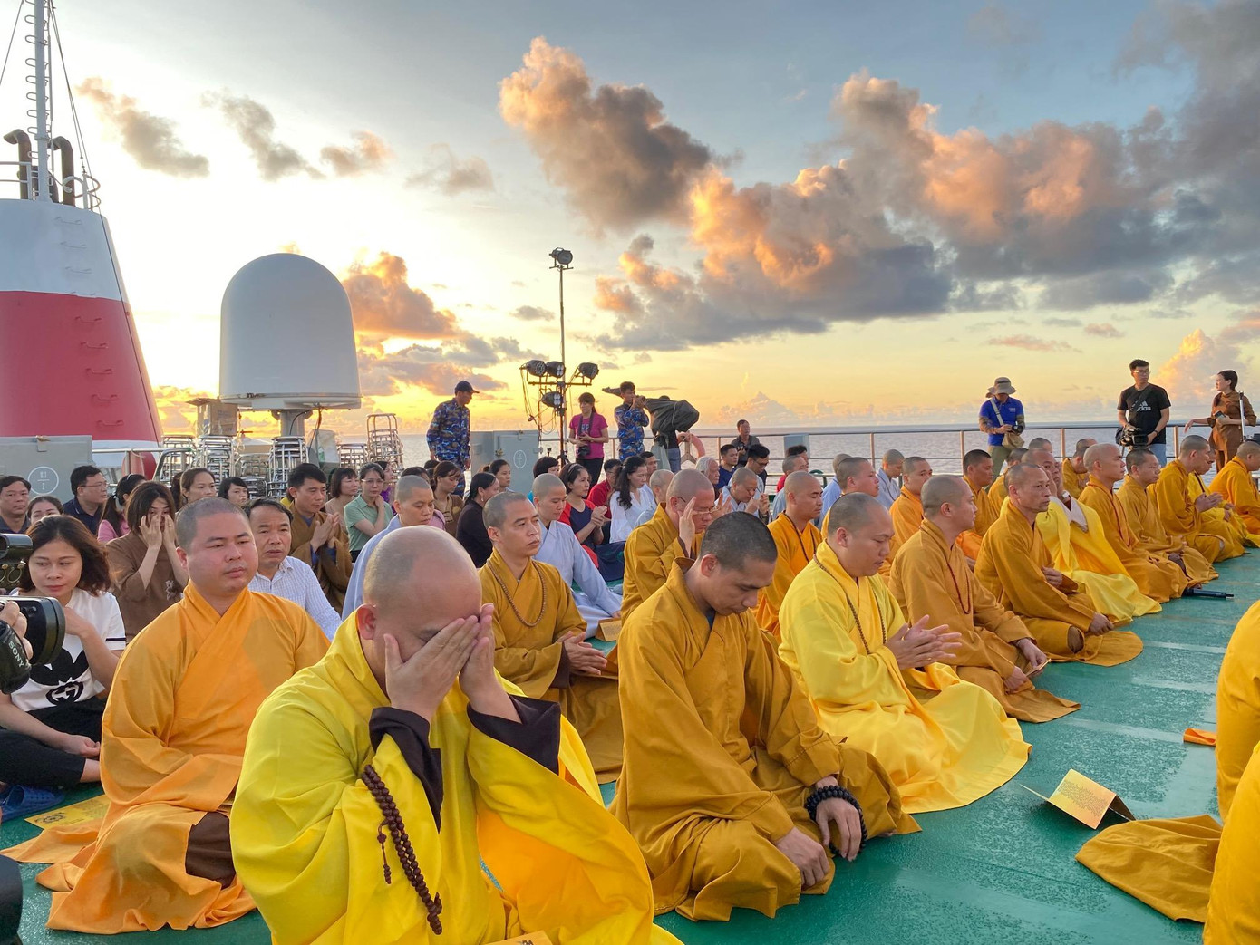 Hoà thượng Thích Thanh Nhiễu - Phó Chủ tịch Thường trực Hội đồng Trị sự Giáo hội Phật Giáo Việt Nam cùng các nhà sư tụng kinh cầu nguyện cho Quốc thái dân an trên boong dạo của tàu HQ 571 chở đoàn công tác Hoà thượng Thích Thanh Nhiễu - Phó Chủ tịch Thường trực Hội đồng Trị sự Giáo hội Phật Giáo Việt Nam cùng các nhà sư tụng kinh cầu nguyện cho Quốc thái dân an trên boong dạo của tàu HQ 571 chở đoàn công tác
