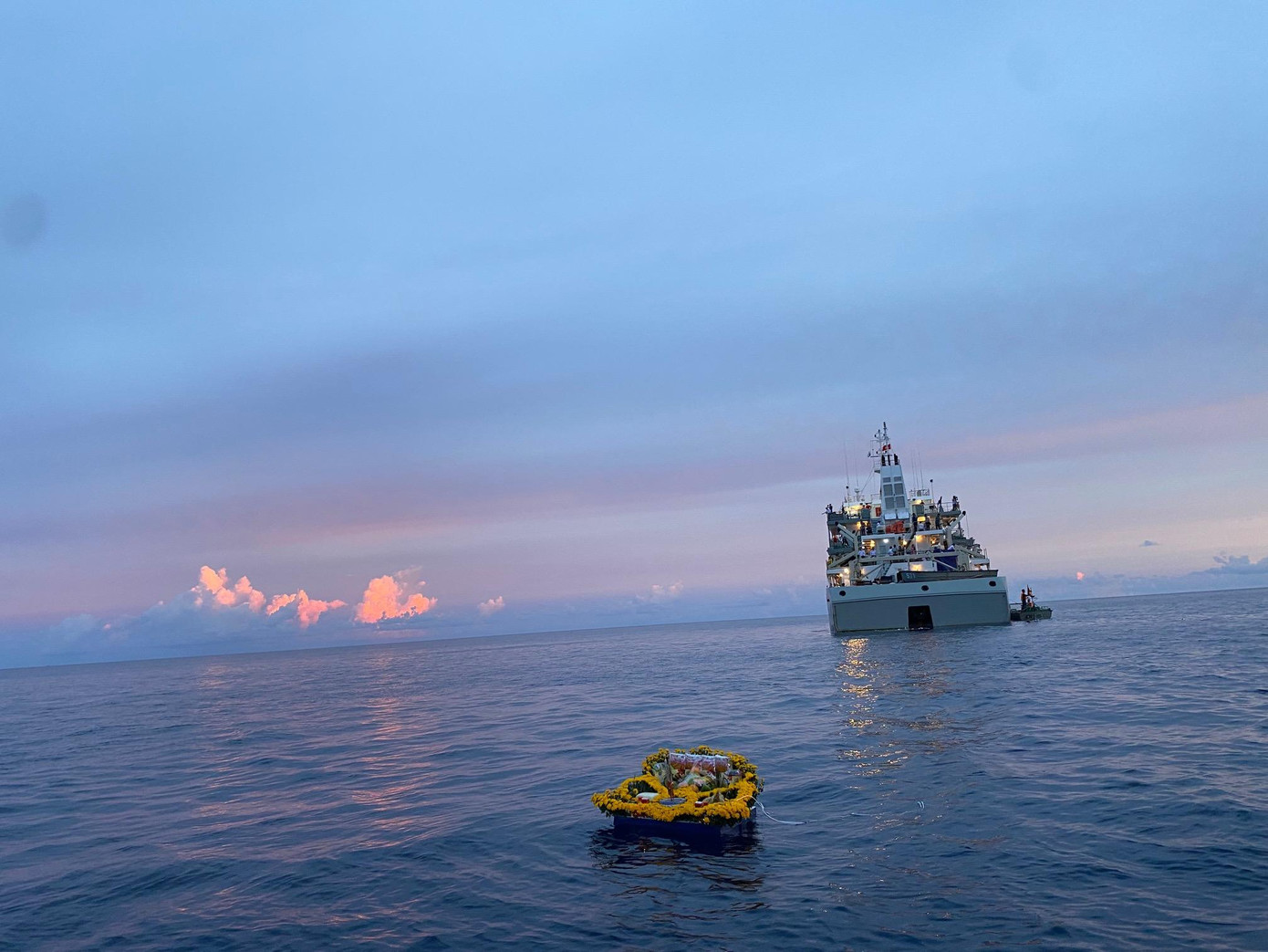 Làm lễ tưởng niệm và thả vòng hoa cho các anh hùng liệt sĩ trên tàu HQ 571 Làm lễ tưởng niệm và thả vòng hoa cho các anh hùng liệt sĩ trên tàu HQ 571