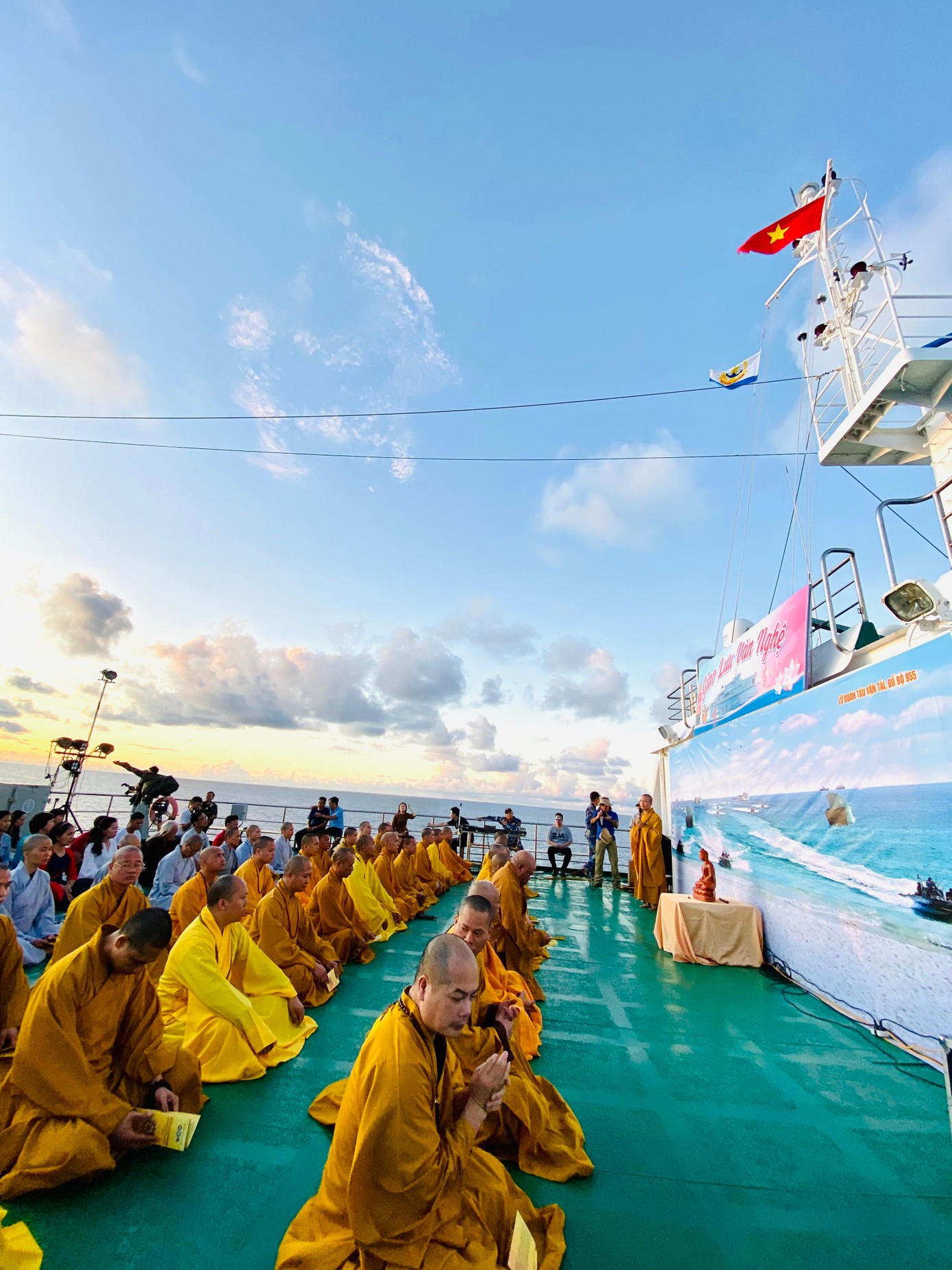 Hoà thượng Thích Thanh Nhiễu - Phó Chủ tịch Thường trực Hội đồng Trị sự Giáo hội Phật Giáo Việt Nam cùng các nhà sư tụng kinh cầu nguyện cho Quốc thái dân an trên boong dạo của tàu HQ 571 chở đoàn công tác Hoà thượng Thích Thanh Nhiễu - Phó Chủ tịch Thường trực Hội đồng Trị sự Giáo hội Phật Giáo Việt Nam cùng các nhà sư tụng kinh cầu nguyện cho Quốc thái dân an trên boong dạo của tàu HQ 571 chở đoàn công tác