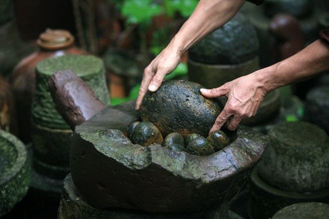 Công việc của ông hàng ngày giờ đây những lúc rảnh rỗi chỉ có ngồi trong vườn ngắm cối và thỉnh thoảng loay hoay sắp đặt lại theo ý tưởng của mình. 