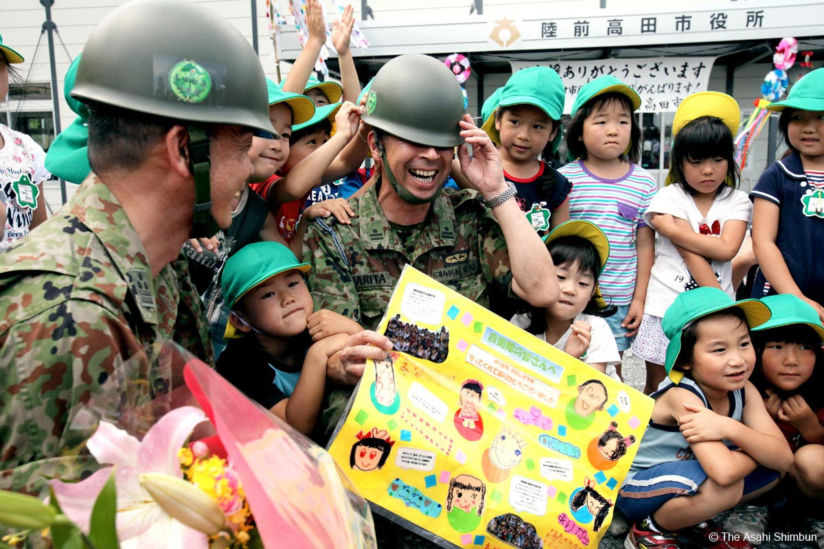 Các thành viên Lực lượng Phòng Vệ Mặt Đất đã nhận được nhiều thư cảm ơn từ các em nhỏ tại các nhà trẻ. Ảnh chụp ngày 20/07/2011 Tp. Rikuzentakata, tỉnh Iwate