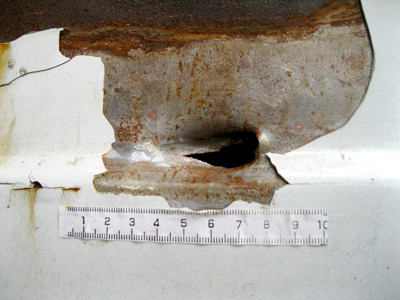 Viên đạn găm vào cánh cửa, để lại vết lõm dài khoảng 5cm