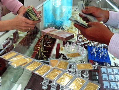 Giá vàng trong nước sáng ngày 4-8 biến động ít khiến nhiều nhà đầu tư sốt ruột nhảy vào mua gom vì sợ giá vàng còn tiếp tục tăng! Ảnh: Internet. Giá vàng trong nước sáng ngày 4/8 biến động ít khiến nhiều nhà đầu tư sốt ruột nhảy vào mua gom vì sợ giá vàng còn tiếp tục tăng! Ảnh: Internet