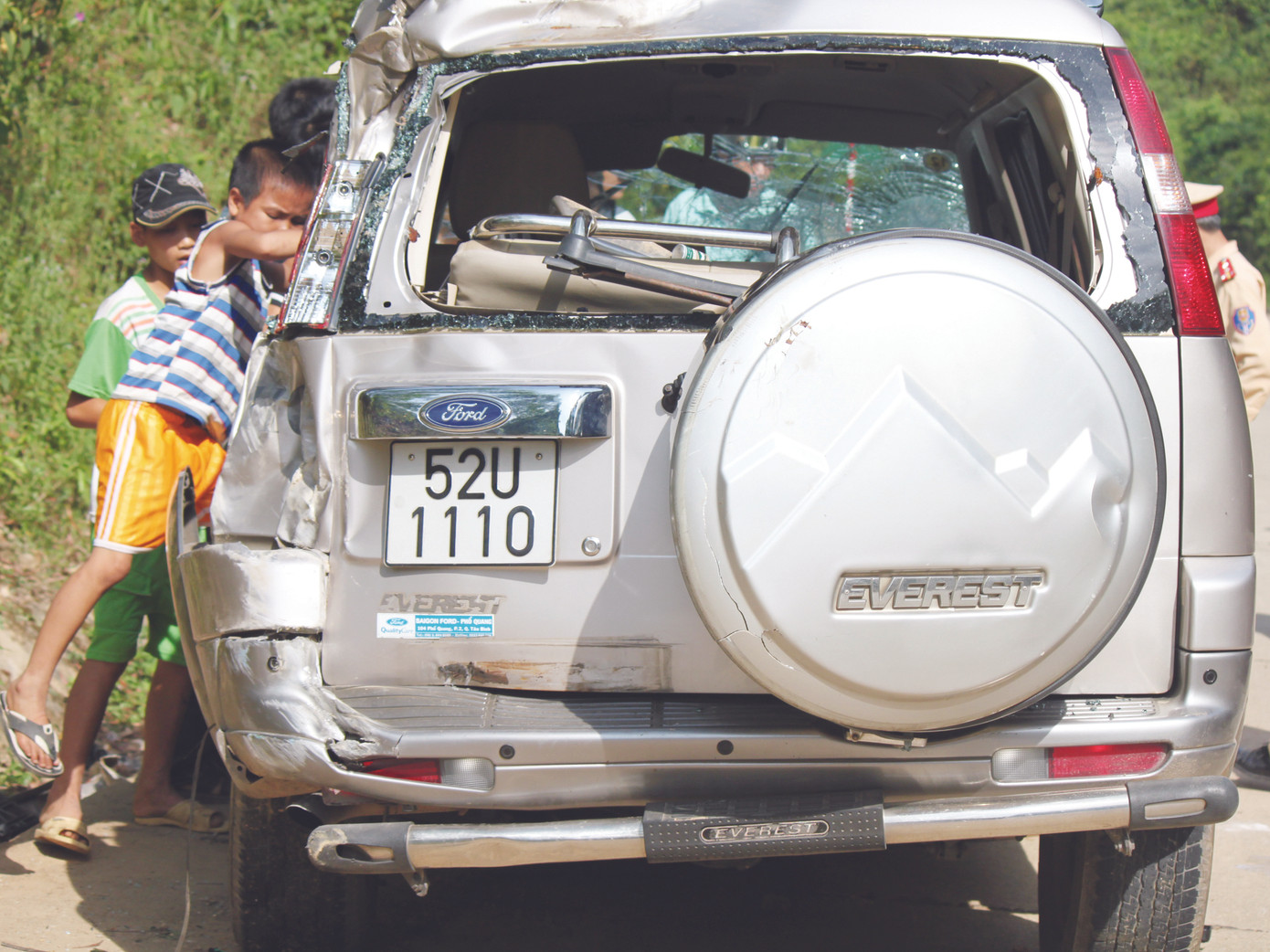 Chiếc ô tô mang BKS 52U - 1110 bị đập nát khi tham gia giải cứu vụ cướp sưa