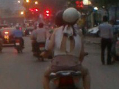 Không mặc nội y lượn phố được coi là mốt của một số bạn nữ hiện nay