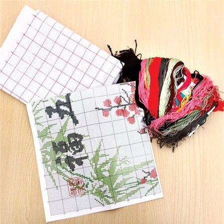 Tranh thêu chữ thập có chỉ màu ngộ độc?