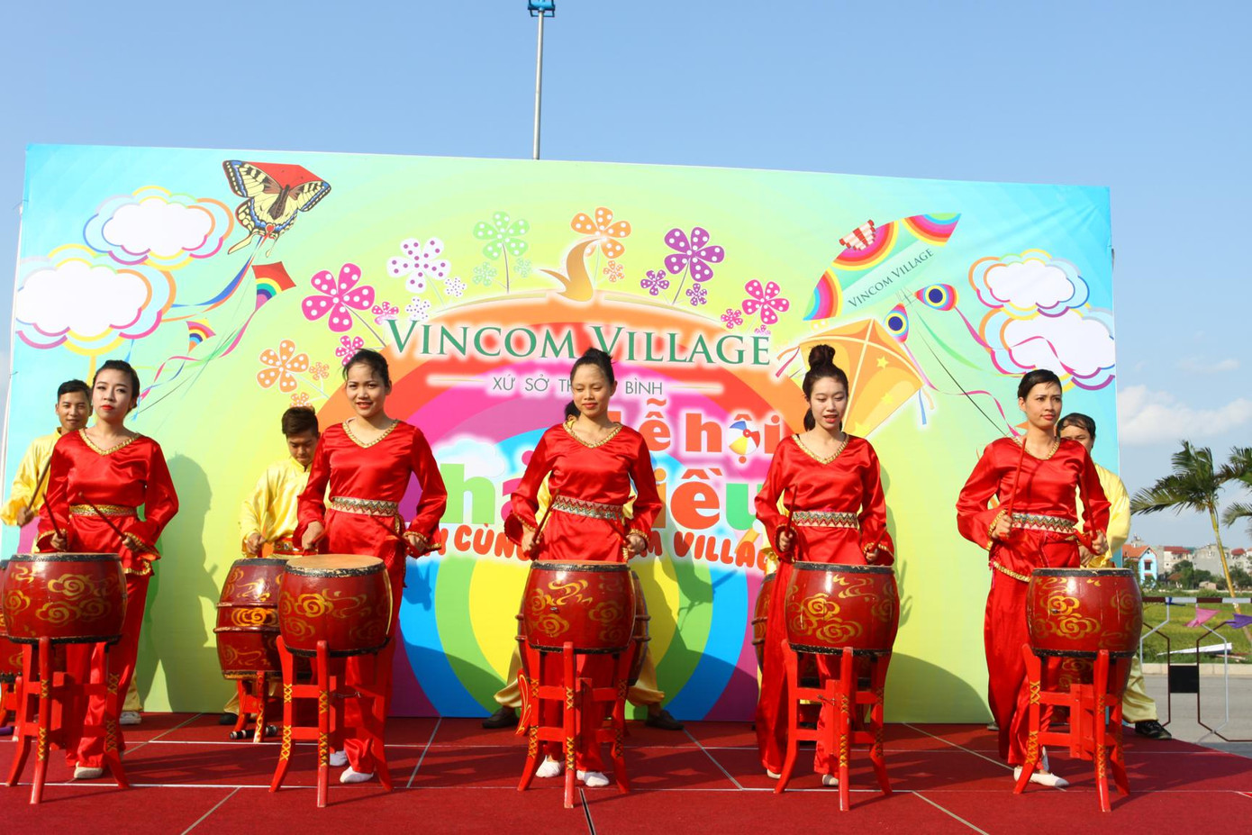 Màn trống hội khai mạc rực rỡ và đầy sôi động