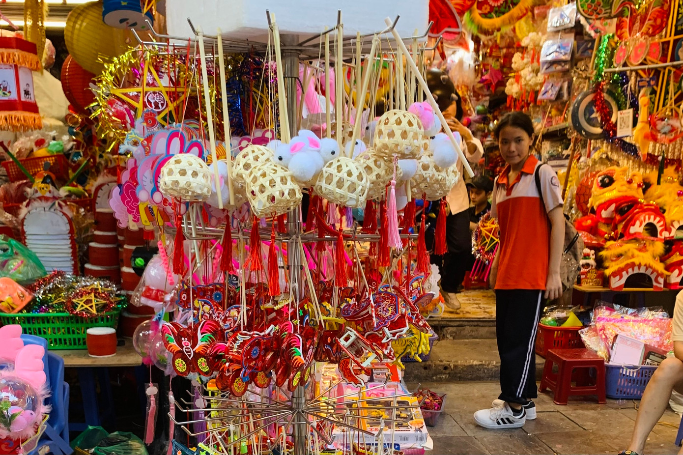 Đèn lồng thỏ giá rẻ hút khách, thậm chí nhiều nơi, dù chưa đến Trung thu nhưng đã trong tình trạng cháy hàng.