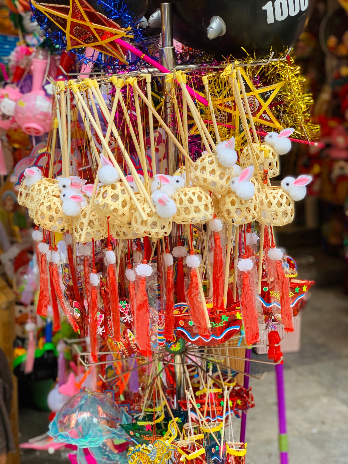 Đèn lồng thỏ giỏ tre hiện được bày bán ở vị trí bắt mắt trên phố Hàng Mã (Hà Nội).