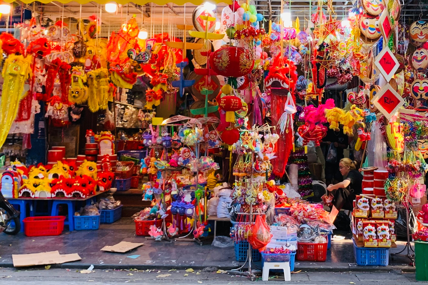 Phố Hàng Mã (Hà Nội) đã khoác áo mới chờ đón mùa Trung thu về.