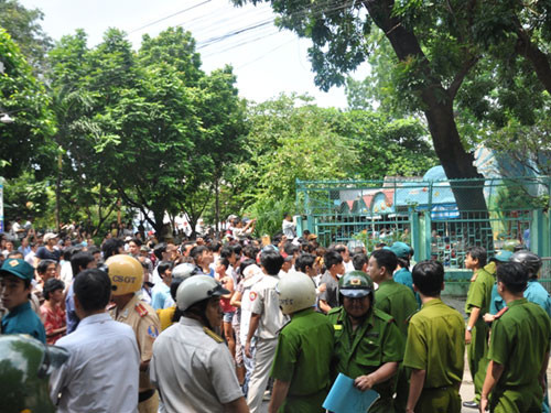 Hàng trăm cảnh sát bao vây ngôi trường