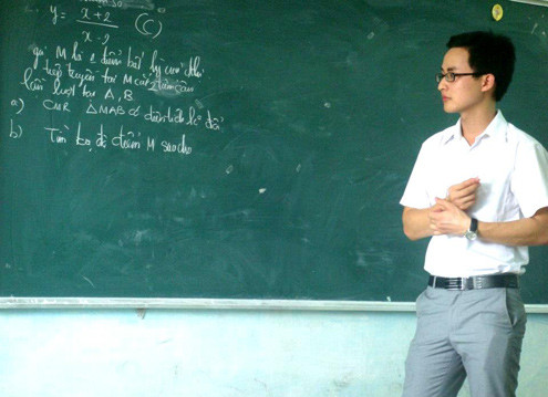 Để giờ học bớt nhàm chán và 'buồn ngủ', thầy giáo trẻ hay pha những câu chuyện cười.