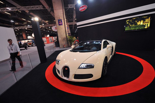 Bugatti Veyron 16.4 Grand Sport, mẫu xe mui xếp thương mại nhanh nhất thế giới được trưng bày tại Top Marques Macau 2011. Xe có giá 2,12 triệu USD, vận tốc tối đa 407 km/h và được sản xuất với số lượng giới hạn 150 chiếc. Ảnh Getty Images . Bugatti Veyron 16.4 Grand Sport, mẫu xe mui xếp thương mại nhanh nhất thế giới được trưng bày tại Top Marques Macau 2011. Xe có giá 2,12 triệu USD, vận tốc tối đa 407 km/h và được sản xuất với số lượng giới hạn 150 chiếc. Ảnh Getty Images