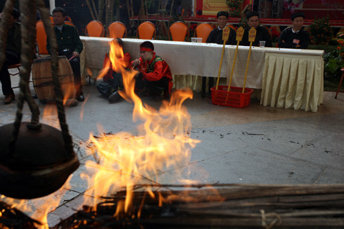  ... nam mặc áo đỏ, đầu quấn khăn đỏ. Ban giám khảo gồm những bô lão trong làng.