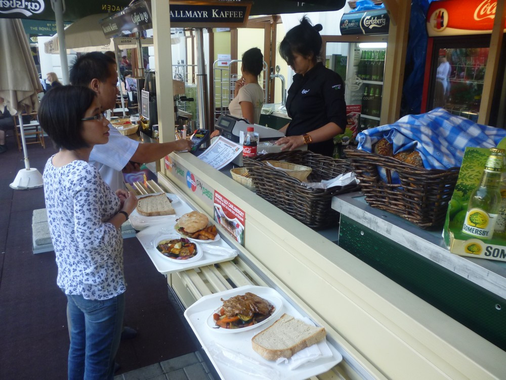 Tranh thủ giờ giải lao đi mua đồ nhậu