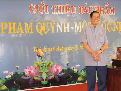 Nhạc sĩ Phạm Tuyên, đại diện gia đình cụ Phạm Quỳnh đến dự buổi giới thiệu sách. Nhạc sĩ Phạm Tuyên, đại diện gia đình cụ Phạm Quỳnh đến dự buổi giới thiệu sách
