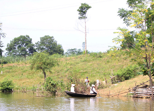 Bạn nào ở gần thì đi 1 km, bạn ở xa thì phải đi từ 3 đến 4 km. Lùm Lau, làng Lúng, Ao Ràng là những thôn có nhiều bạn chèo thuyền đi học nhất