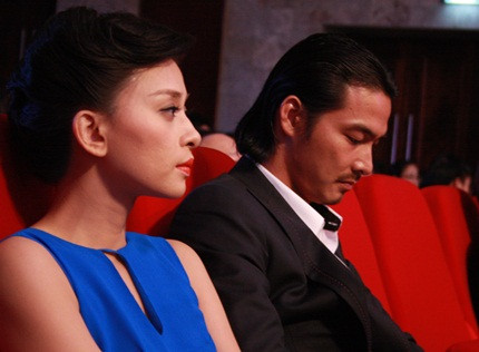 Ngô Thanh Vân và Quách Ngọc Ngoan ngồi trên hàng ghế khán giả theo dõi chương trình. 