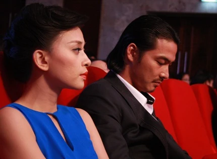 Ngô Thanh Vân và Quách Ngọc Ngoan ngồi trên hàng ghế khán giả theo dõi chương trình. 