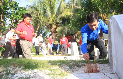 Bí thư T.Ư Đoàn Nguyễn Long Hải thắp hương tưởng niệm các chiến sỹ hy sinh trên đảo Nam Yết