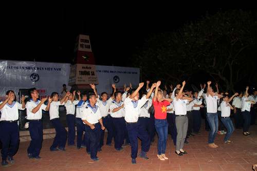 Tặng quà, giao lưu văn nghệ với chiến sỹ, nhân dân đảo Trường Sa ảnh 12