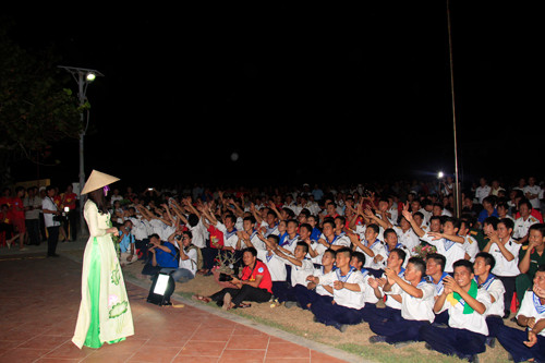 Tặng quà, giao lưu văn nghệ với chiến sỹ, nhân dân đảo Trường Sa ảnh 10