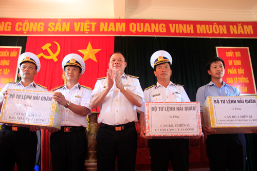 Tặng quà, giao lưu văn nghệ với chiến sỹ, nhân dân đảo Trường Sa ảnh 14