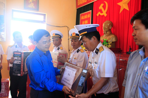 Tặng quà, giao lưu văn nghệ với chiến sỹ, nhân dân đảo Trường Sa ảnh 15